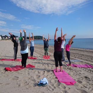 Yoga am Strand von Travemünde